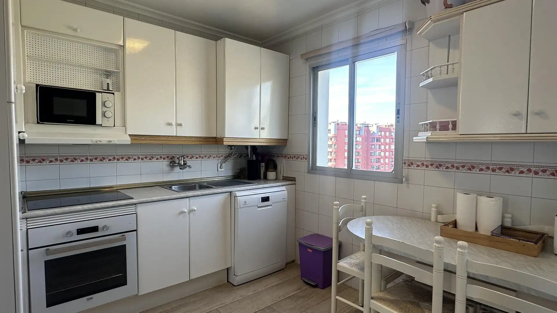 Cuina de Apartament de lloguer en Fuengirola amb Jardí privat i Piscina comunitària