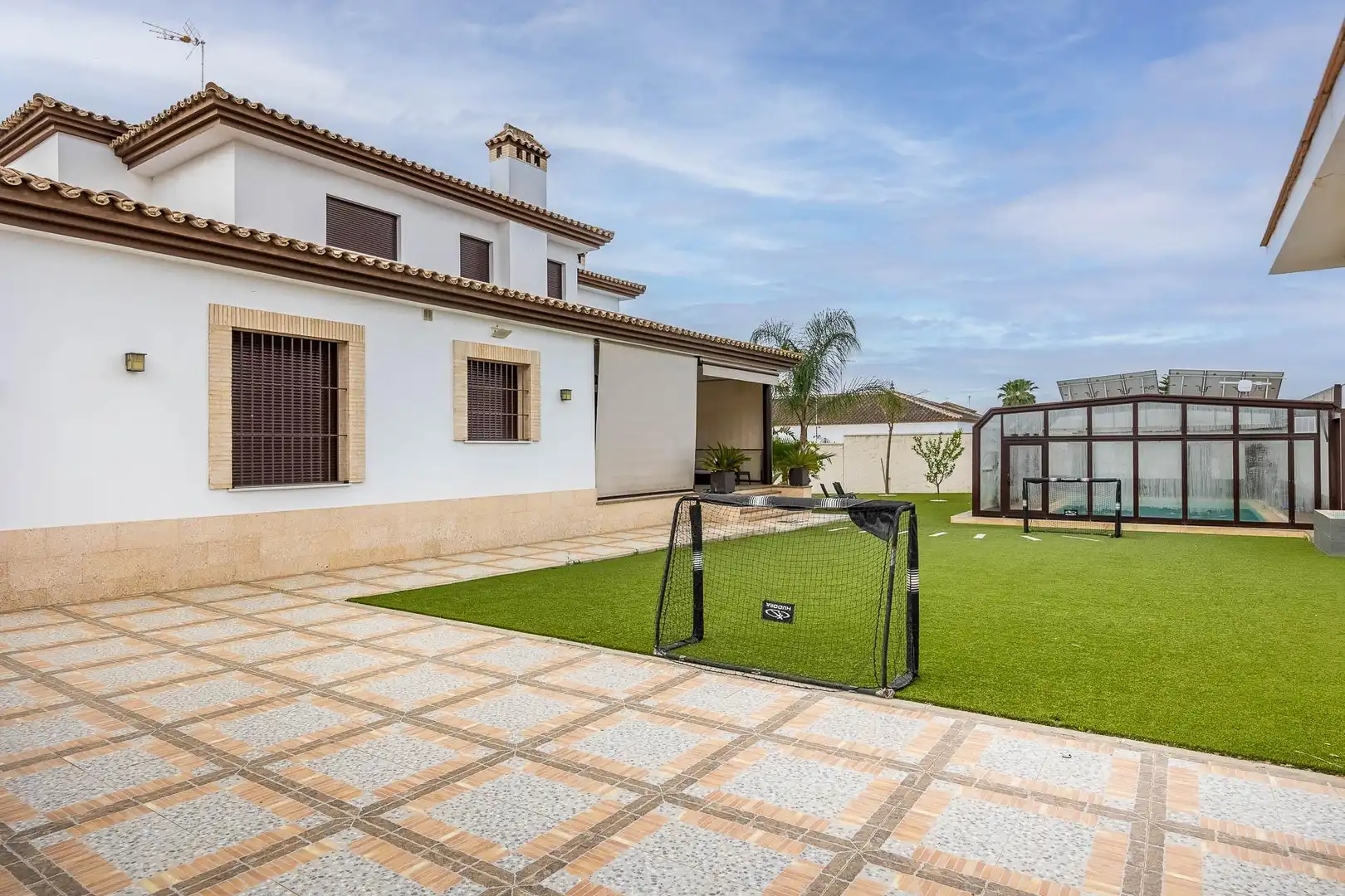 Terrassa de Casa o xalet en venda en Villamanrique de la Condesa amb Aire condicionat, Calefacció i Jardí privat