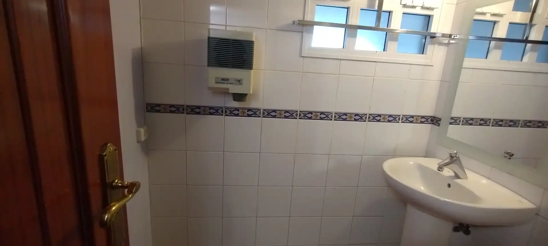 Baño de Local en venta en Narón con Parquet, Amueblado y Internet