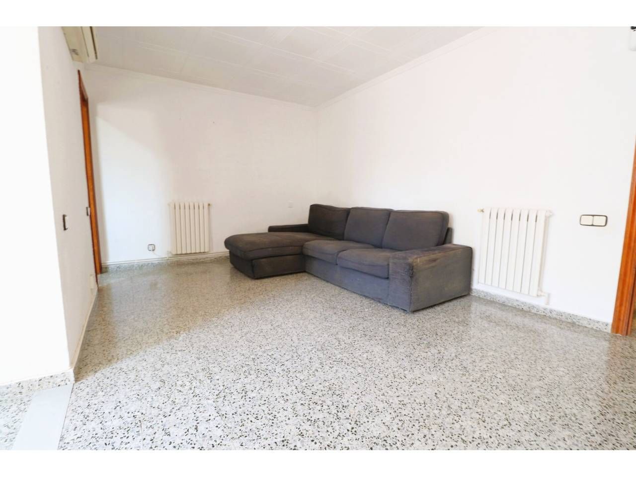 Living room of Flat for sale in Terrassa  with Air Conditioner, Heating and Balcony