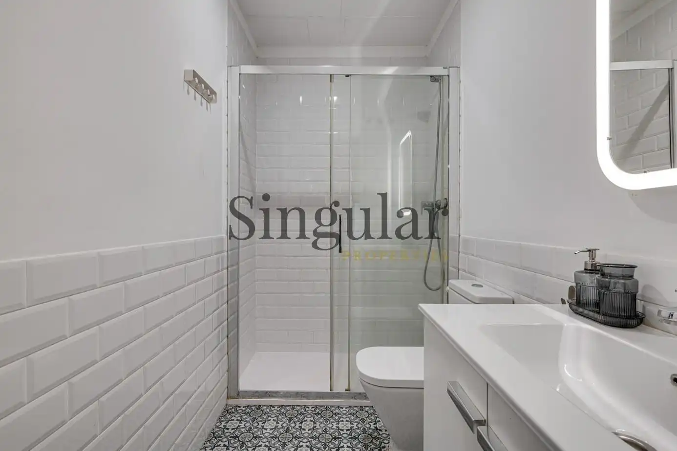 Bathroom of Flat for sale in Barcelona  with Air Conditioner and Heating