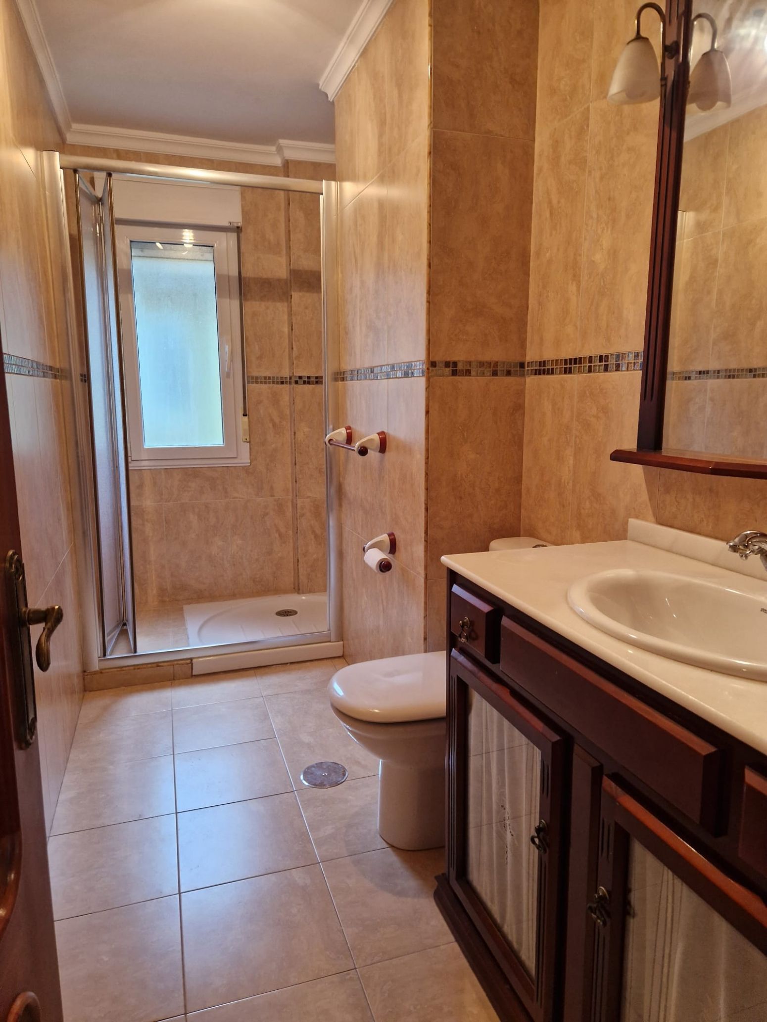 Baño de Piso en venta en Avilés con Calefacción y Terraza