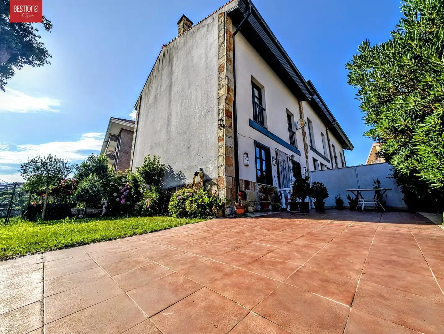 Vista exterior de Casa adosada en venda en Noja amb Calefacció, Jardí privat i Terrassa