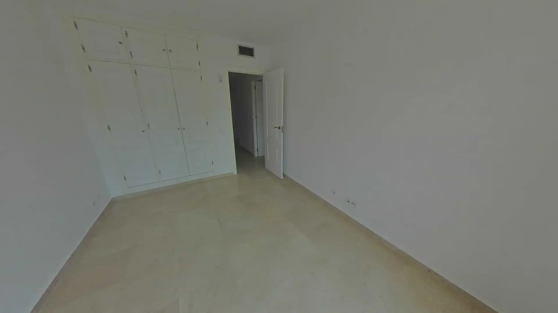 Schlafzimmer von Wohnungen zum Verkauf in Manilva mit Klimaanlage, Abstellraum und Schwimmbad