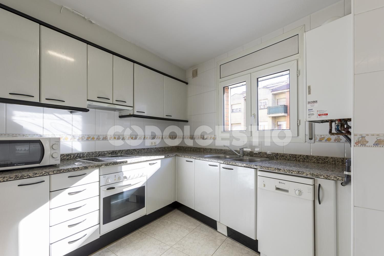 Kitchen of Flat for sale in Manlleu  with Balcony