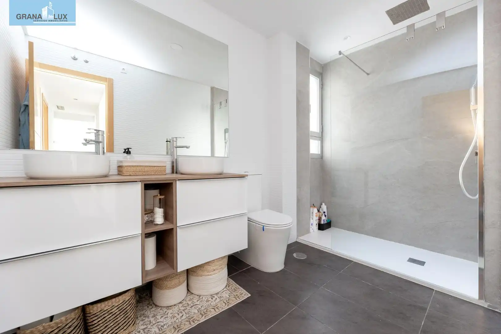 Baño de Piso en venta en Alhendín con Aire acondicionado, Terraza y Piscina comunitaria