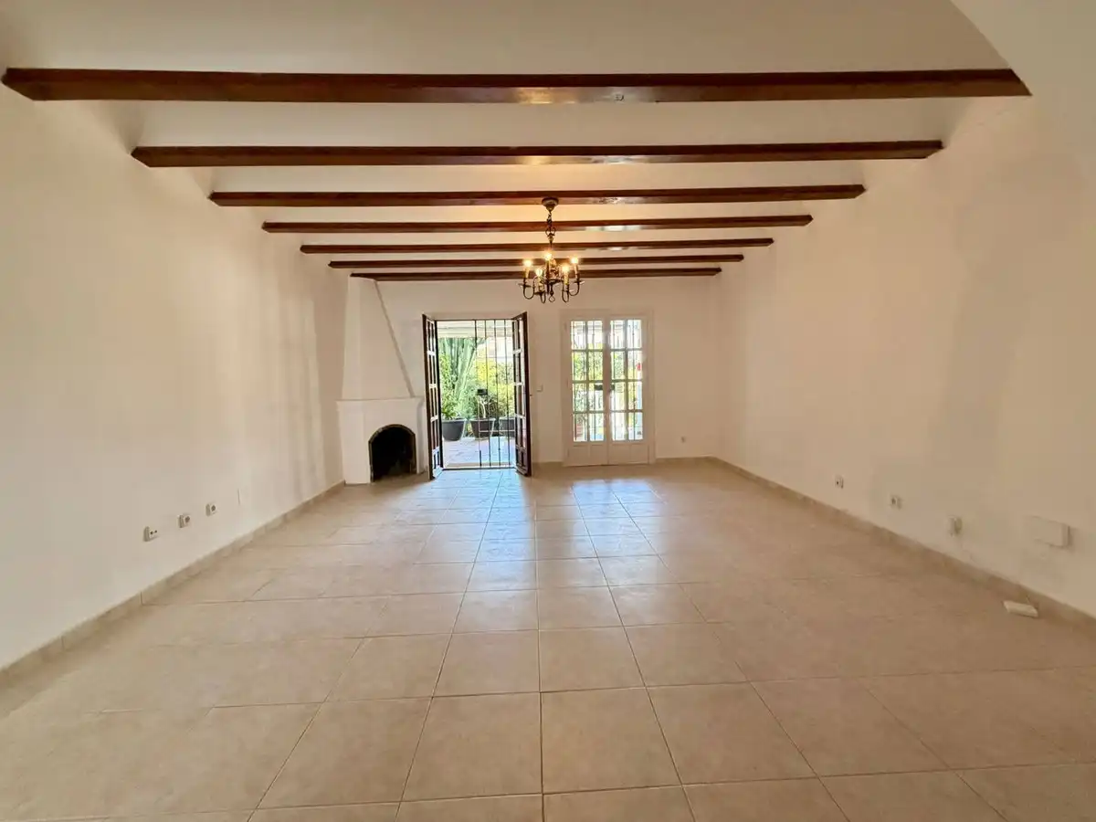 Sala de estar de Casa adosada en venta en Marbella con Aire acondicionado, Terraza y Alarma