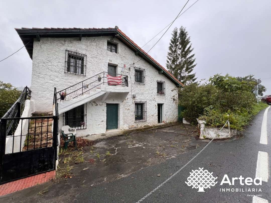 Vista exterior de Casa o xalet en venda en Bilbao  amb Terrassa i Balcó