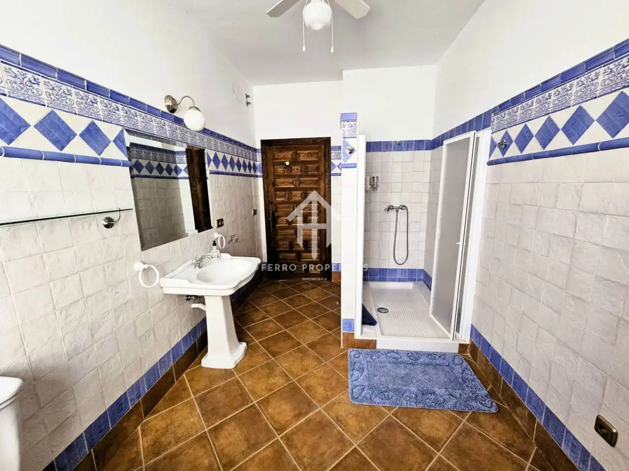 Bathroom of Houses for sale in Villanueva de Tapia  with Air Conditioner, Heating and Private garden