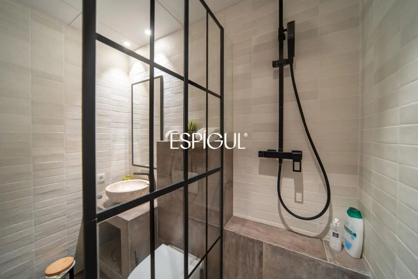 Badezimmer von Wohnung zum Verkauf in Girona mit Klimaanlage, Heizung und Terrasse