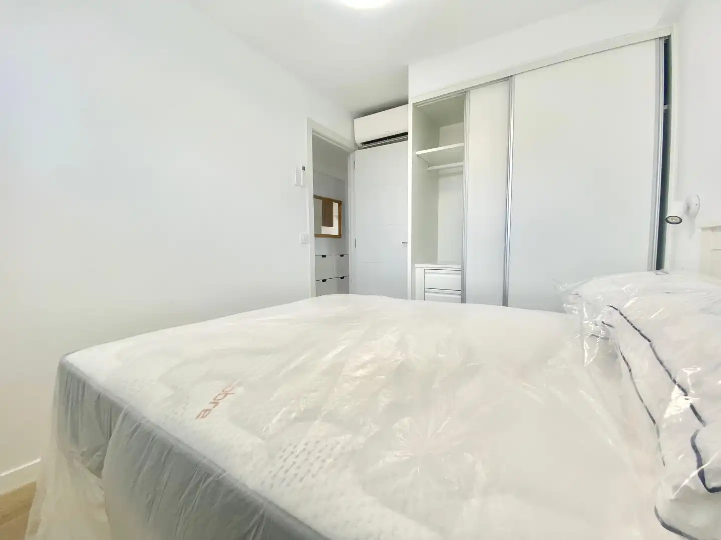 Habitación de Apartamento de alquiler en Benidorm con Aire acondicionado, Calefacción y Piscina