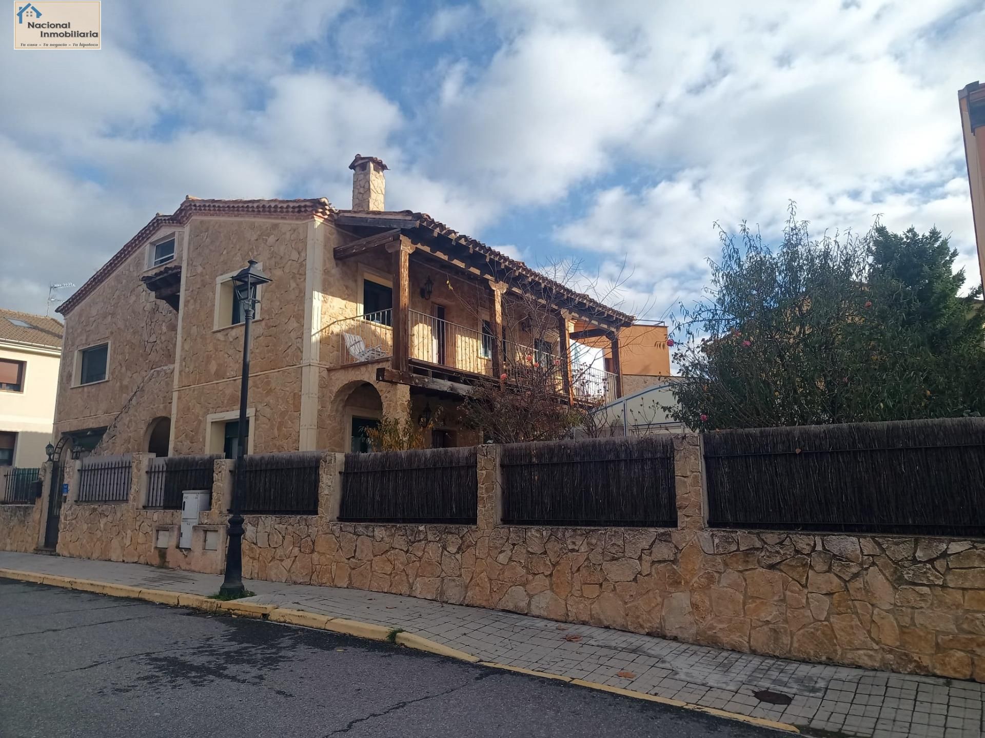 Vista exterior de Casa o xalet en venda en Palazuelos de Eresma amb Calefacció, Jardí privat i Terrassa