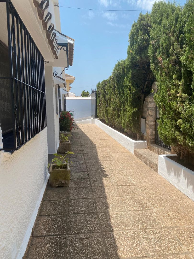 Vista exterior de Casa o xalet en venda en Fuengirola amb Piscina i Moblat