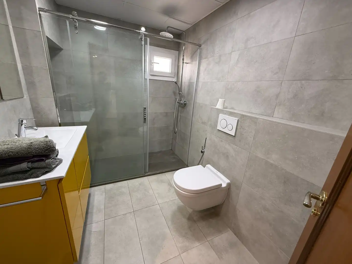 Baño de Piso de alquiler en Barcelona con Aire acondicionado y Calefacción