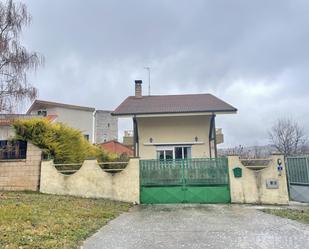 Vista exterior de Casa adosada en venda en Valle de Santibáñez amb Calefacció, Terrassa i Traster