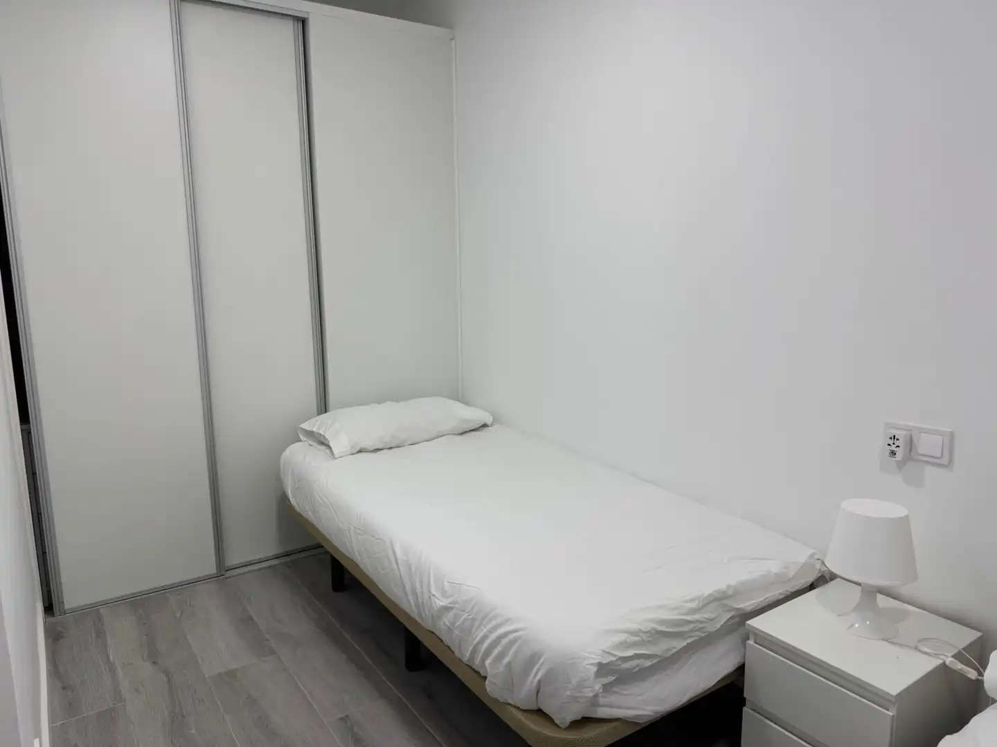 Dormitori de Apartament de lloguer en Madrid amb Aire condicionat, Calefacció i Moblat