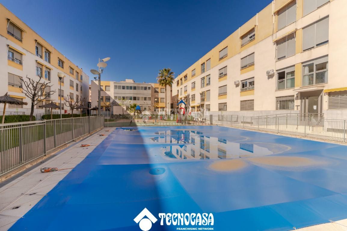 Swimming pool of Flat for sale in  Granada Capital  with Air Conditioner, Heating and Community pool