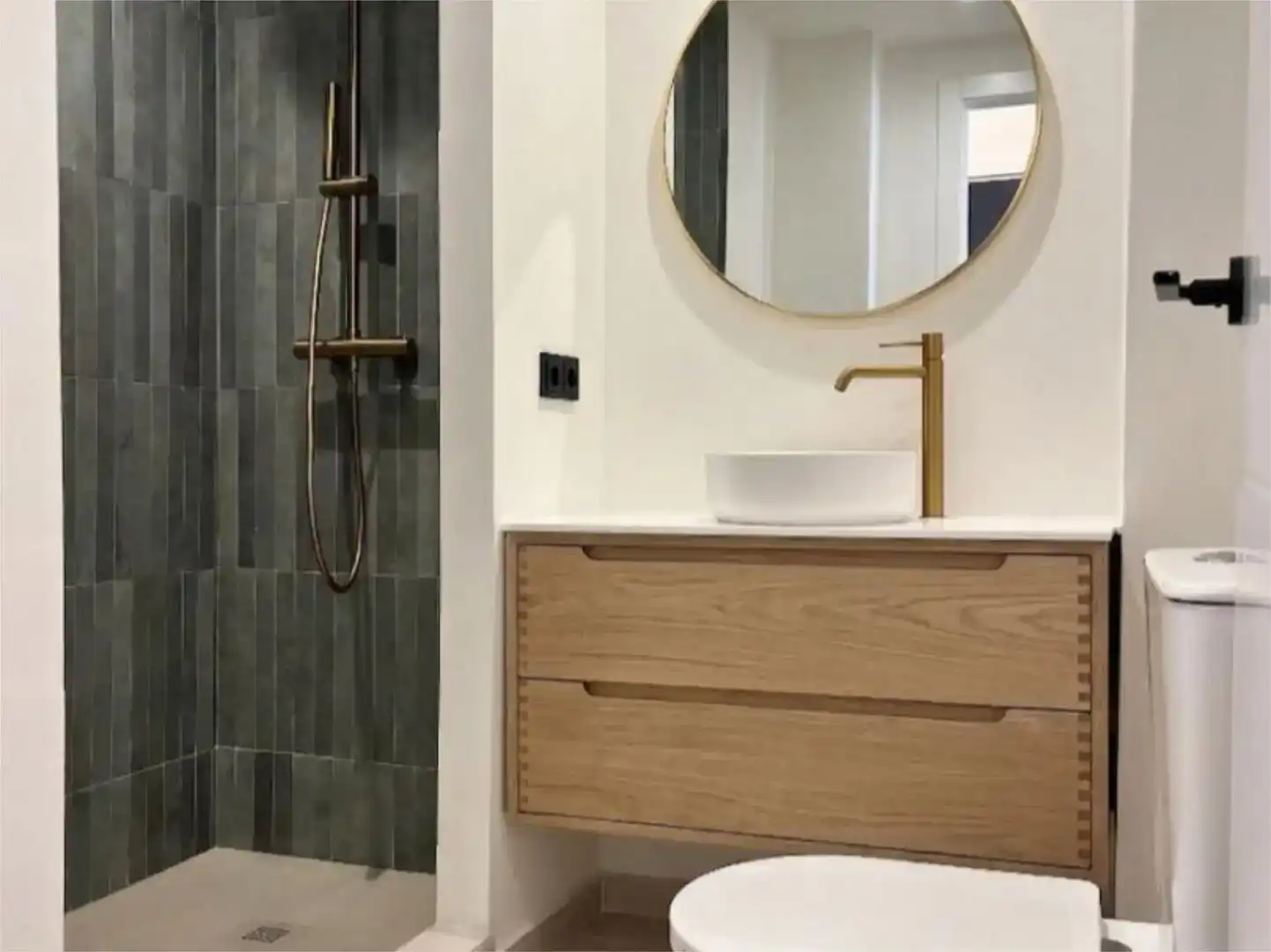 Bathroom of Flat for sale in Fuengirola  with Air Conditioner, Swimming Pool and Balcony