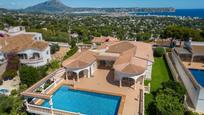 Vista exterior de Casa o xalet en venda en Jávea / Xàbia amb Aire condicionat, Terrassa i Piscina