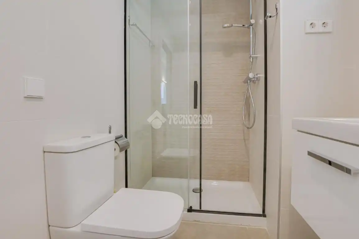 Baño de Piso en venta en L'Hospitalet de Llobregat con Aire acondicionado, Calefacción y Trastero