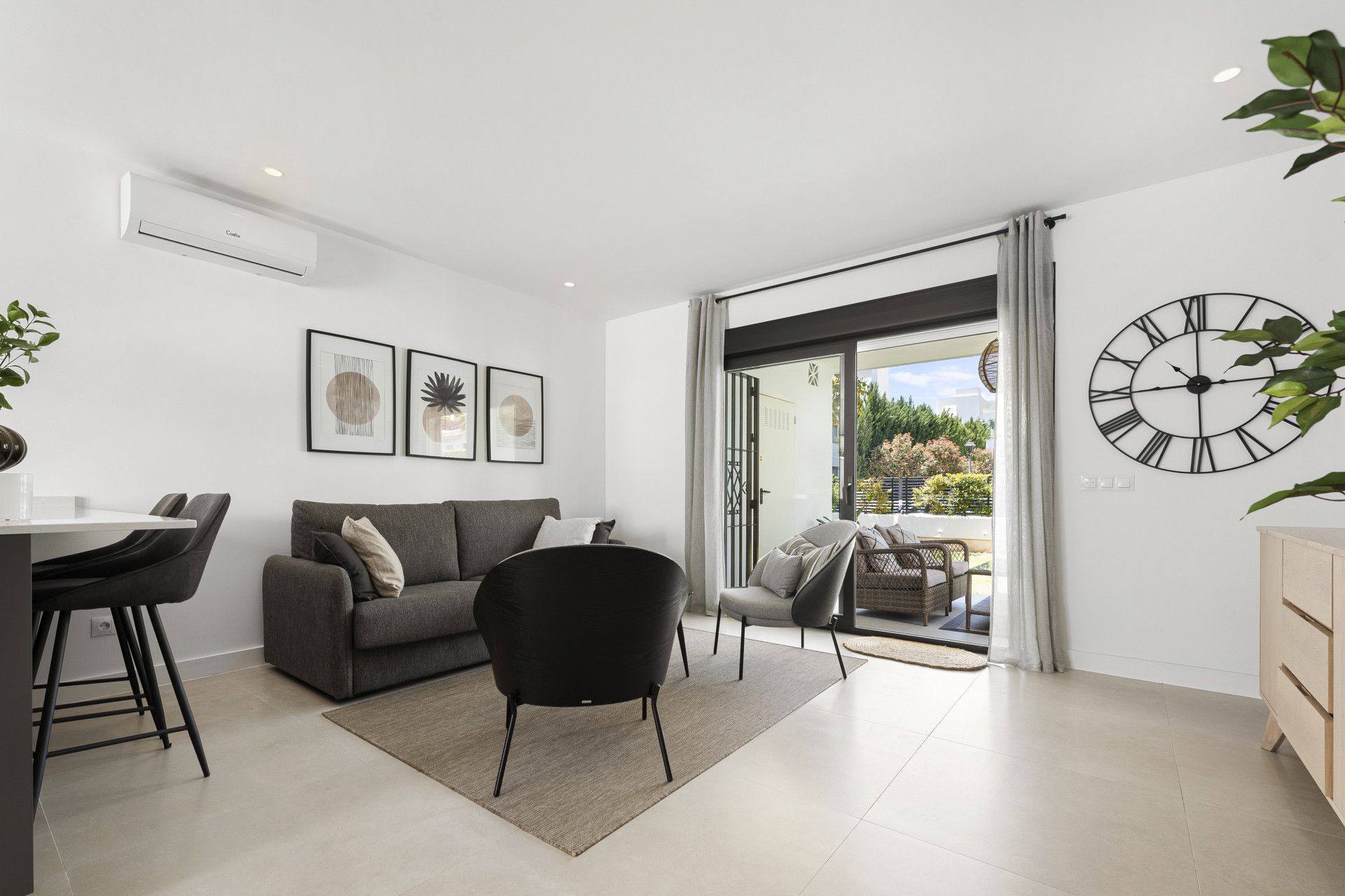 Sala d'estar de Planta baixa en venda en Marbella amb Aire condicionat, Terrassa i Piscina
