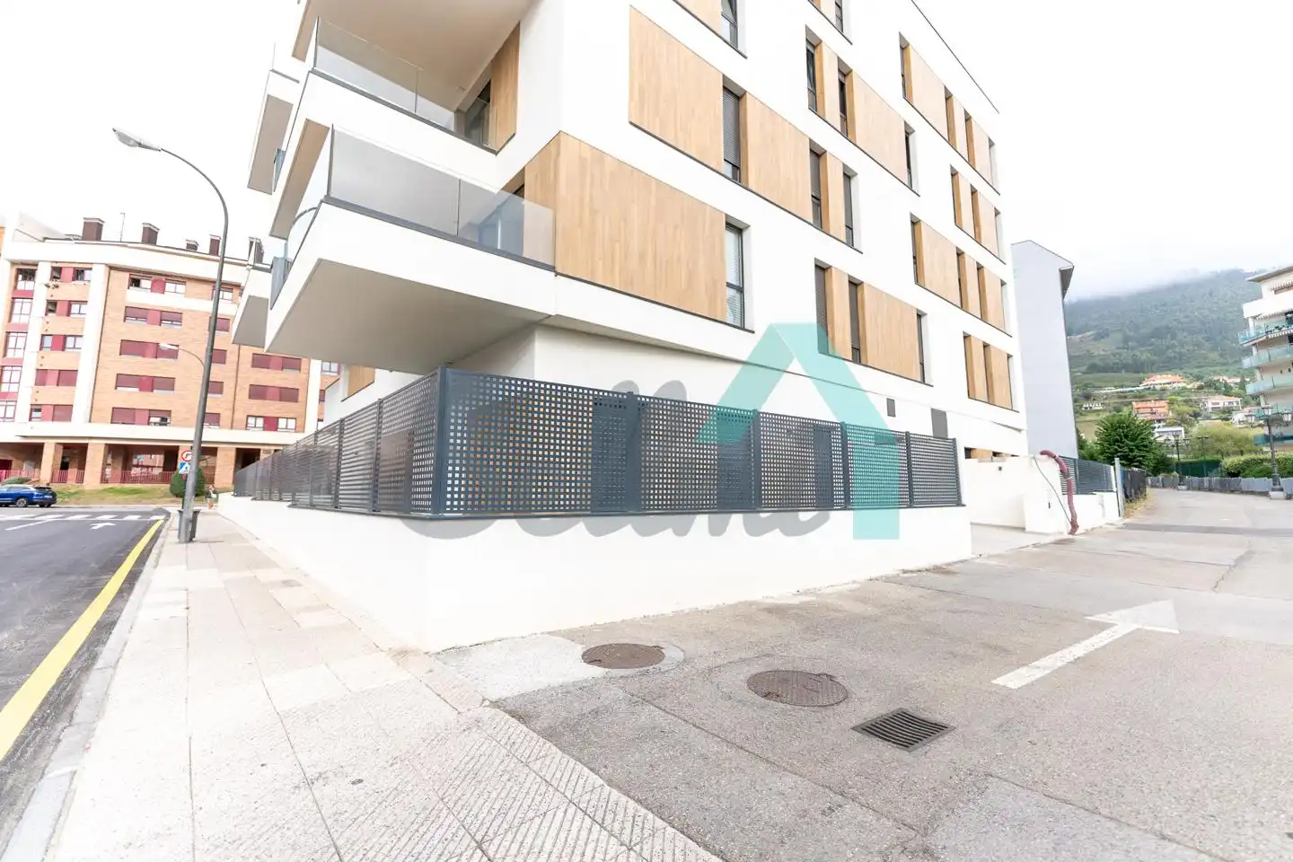 Vista exterior de Planta baixa en venda en Oviedo  amb Aire condicionat, Calefacció i Terrassa