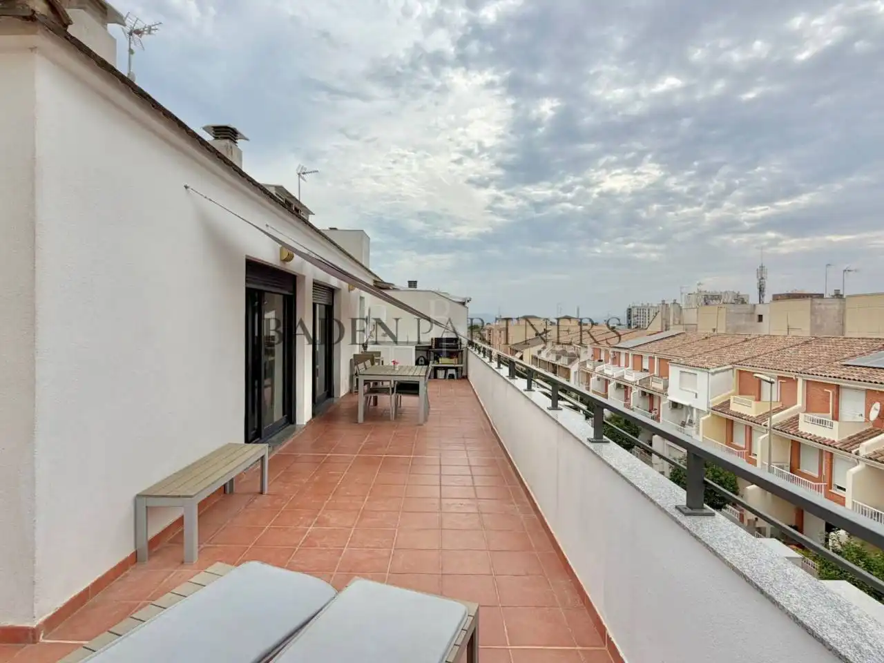 Vista exterior de Àtic de lloguer en Vinaròs amb Aire condicionat, Terrassa i Moblat