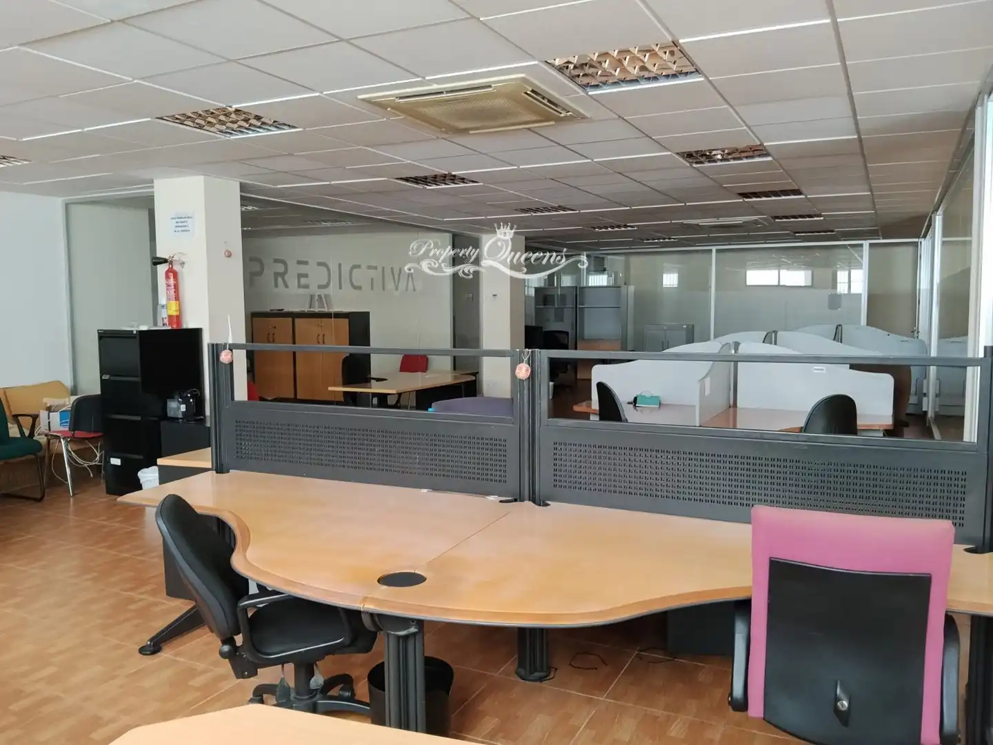 Büro zur Miete in Marbella mit Klimaanlage, Terrasse und Möbliert
