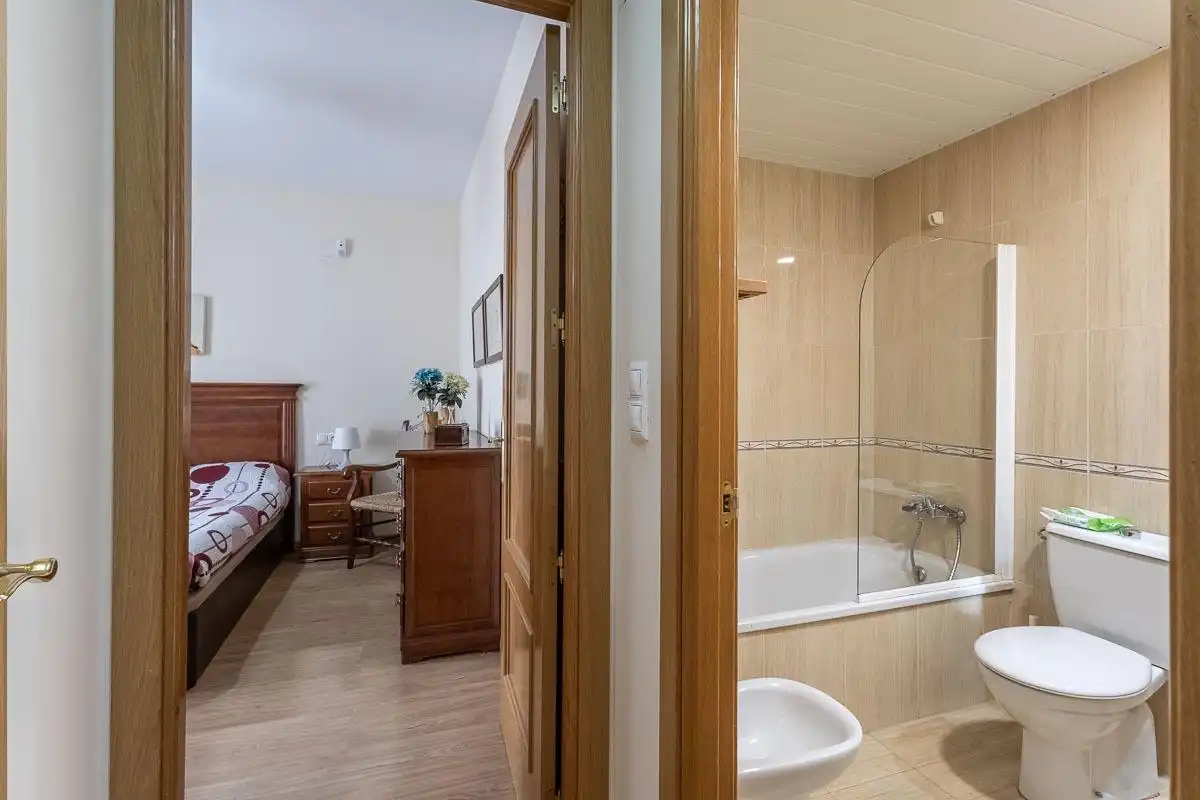 Bathroom of Flat for rent in Granada  with Heating and Furnished