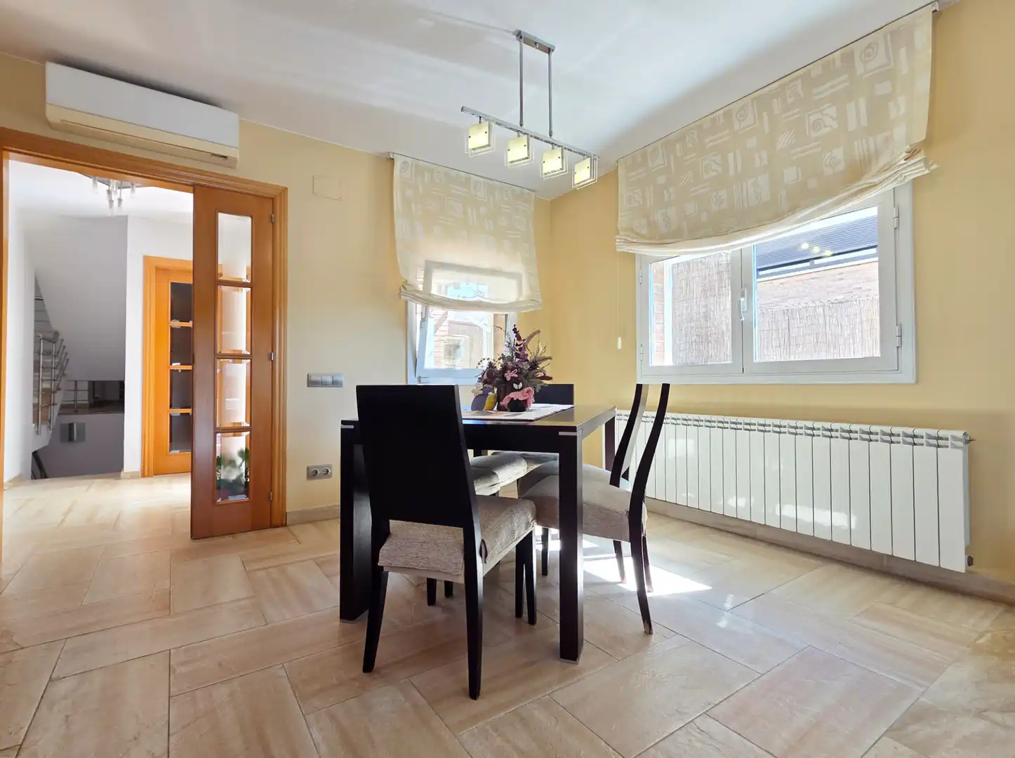 Comedor de Casa o chalet en venta en Cerdanyola del Vallès con Aire acondicionado, Calefacción y Jardín privado