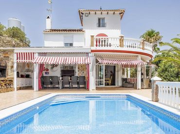 Casa amb piscina en venda a Sayalonga