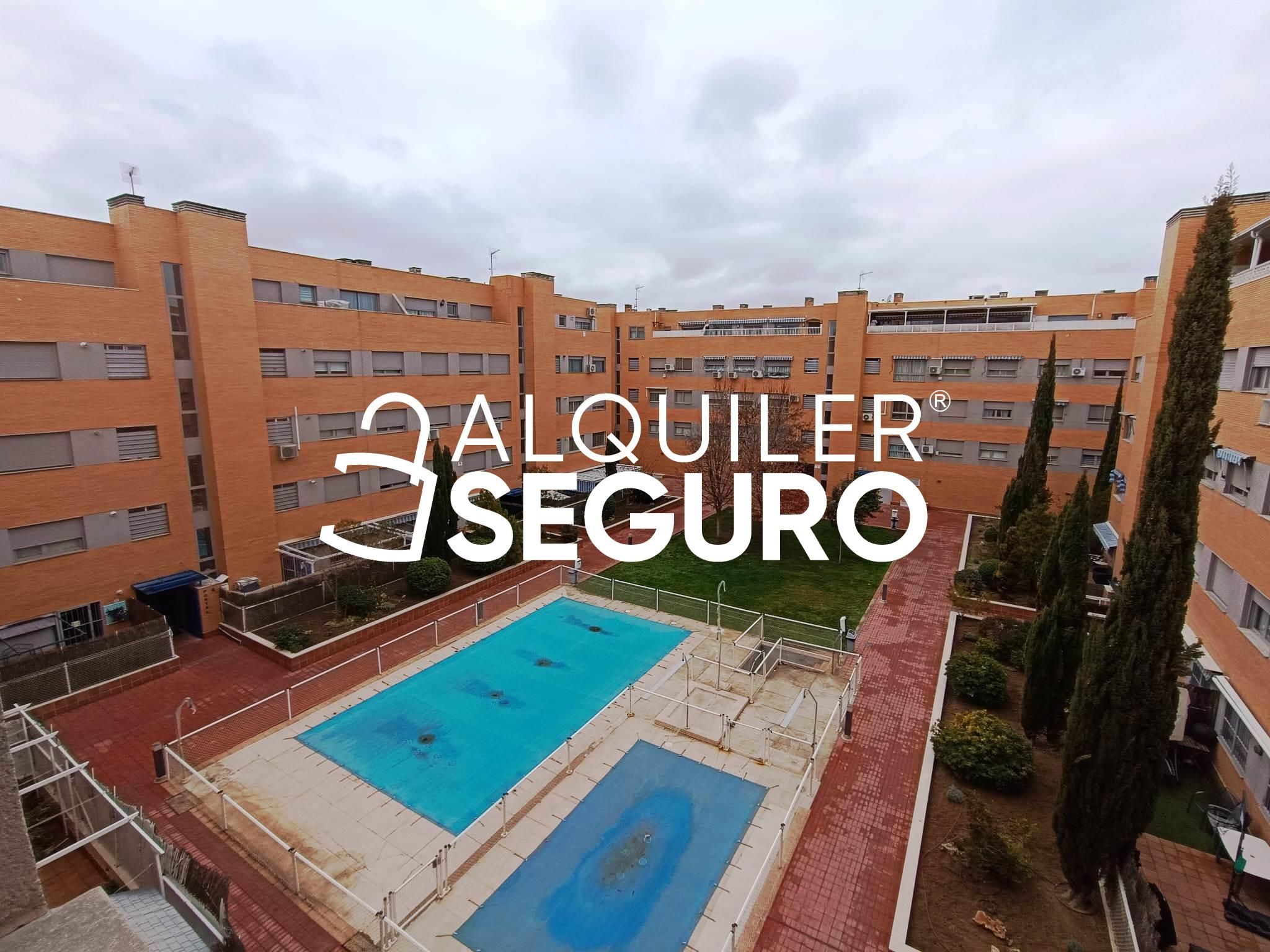 Exterior view of Flat to rent in Pinto  with Air Conditioner, Heating and Storage room