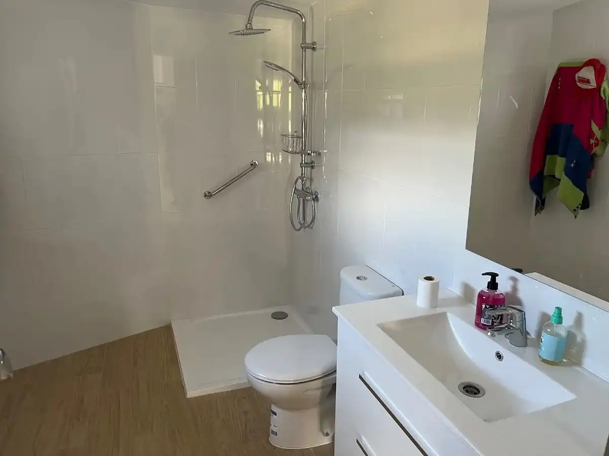Badezimmer von Grundstücke zur Miete in Cambre 