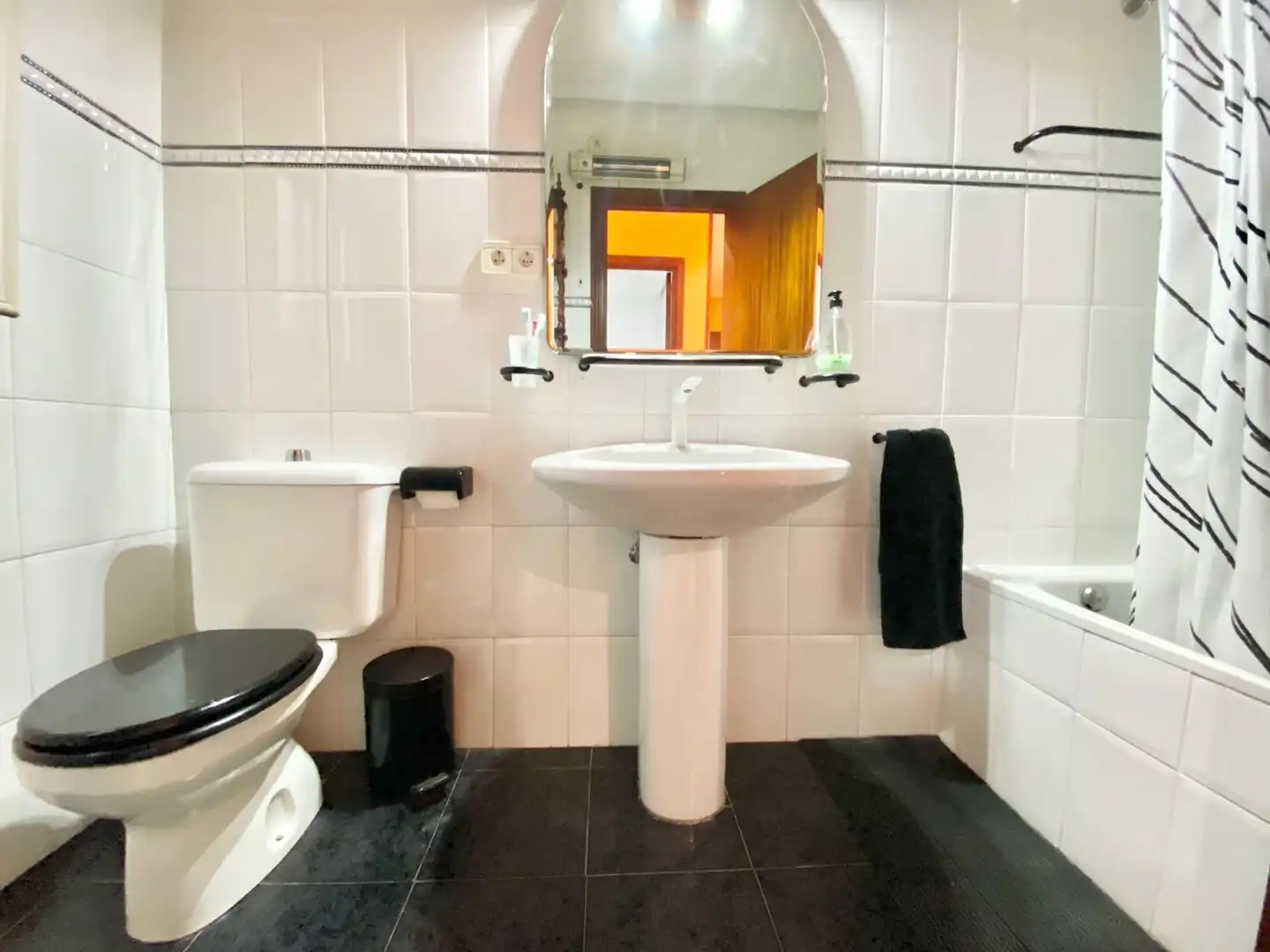 Bany de Apartament de lloguer en Torrevieja amb Calefacció, Terrassa i Moblat