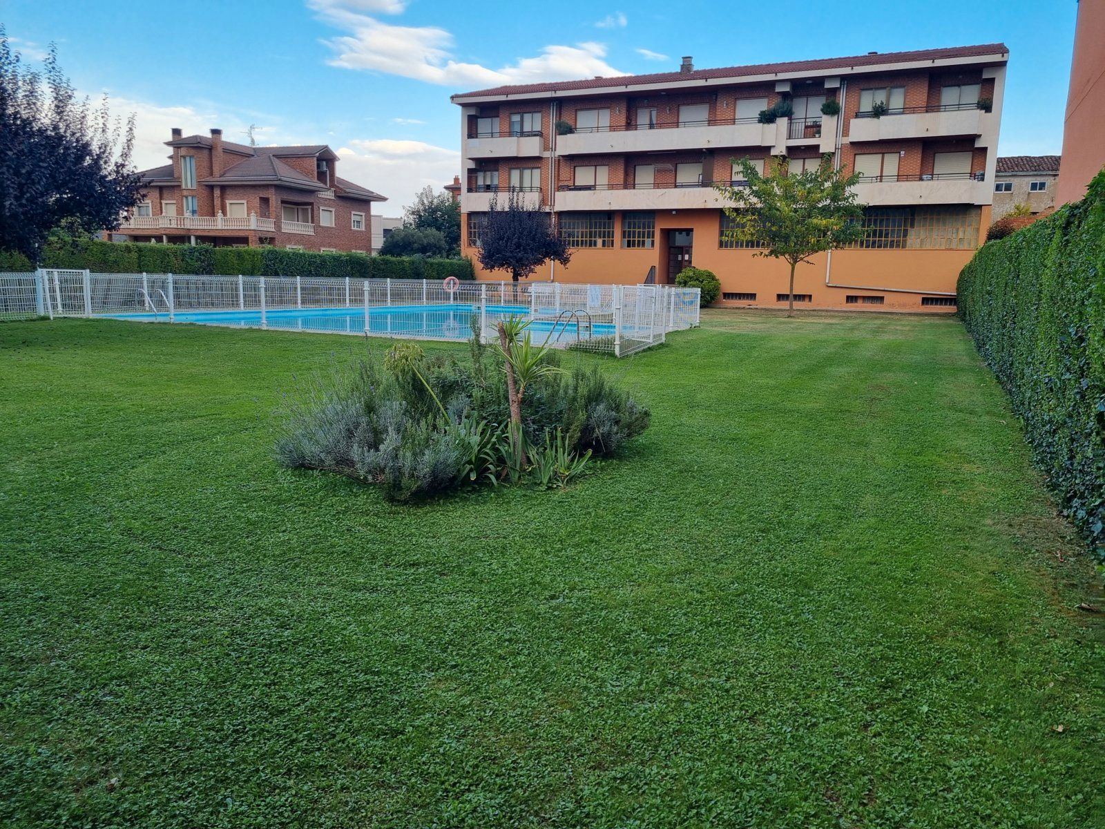 Piscina de Pis en venda en Uruñuela amb Calefacció, Terrassa i Moblat