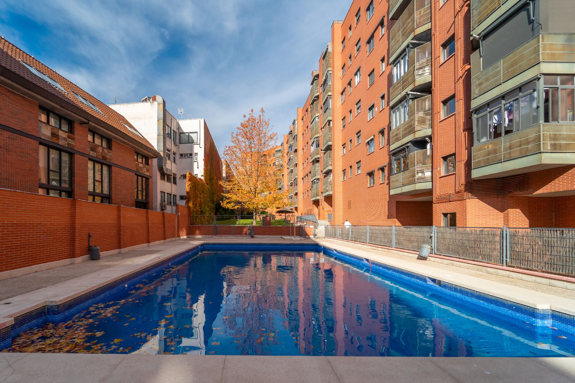 Swimming pool of Flat for sale in  Madrid Capital  with Air Conditioner, Heating and Private garden