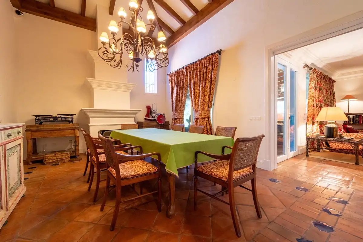 Comedor de Apartamento de alquiler en Benahavís con Aire acondicionado, Jardín privado y Terraza