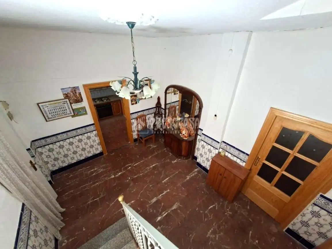 Casa adosada en venda en Guadix amb Balcó