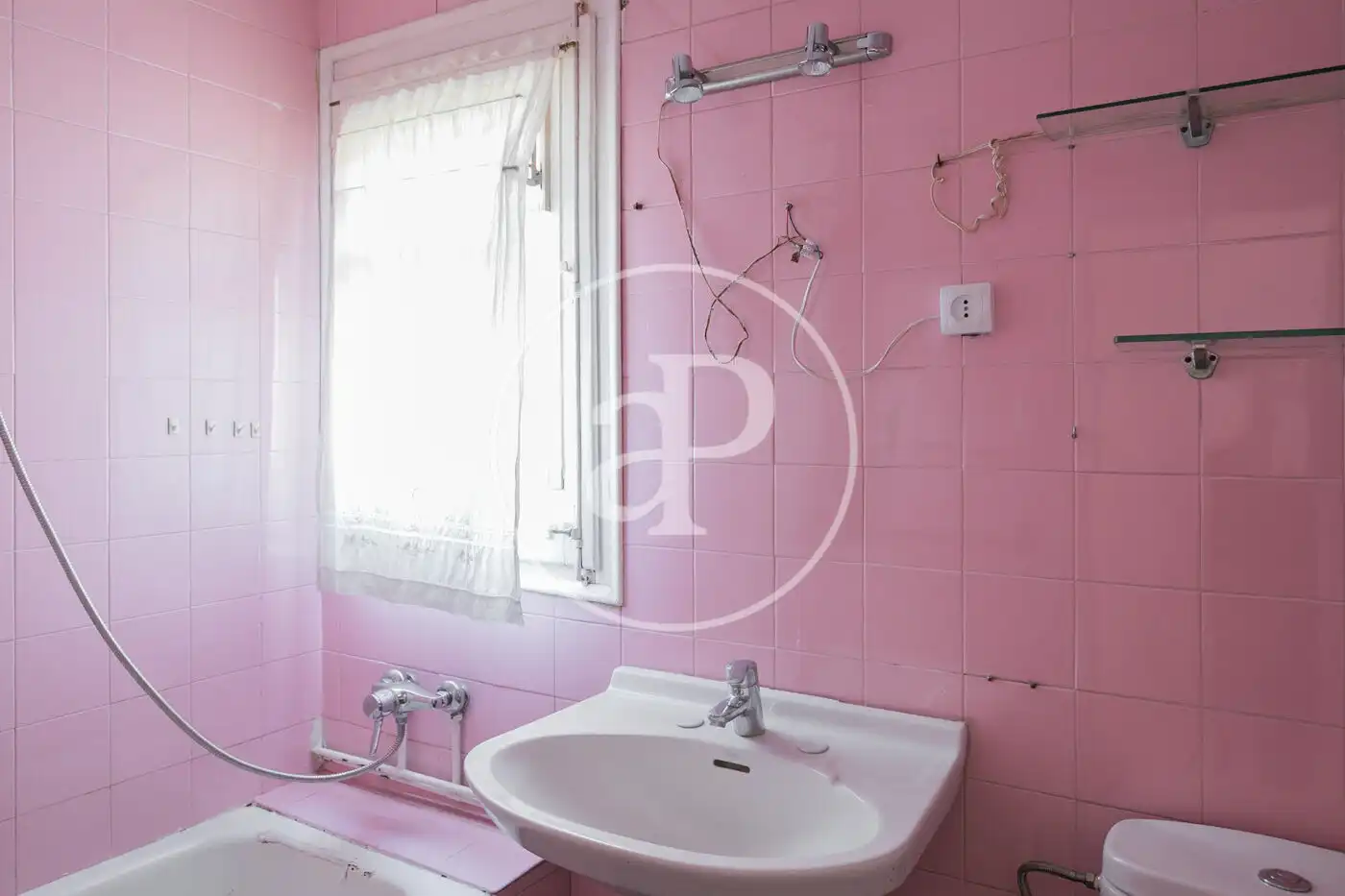 Badezimmer von Wohnung zum Verkauf in Barcelona mit Heizung und Balkon
