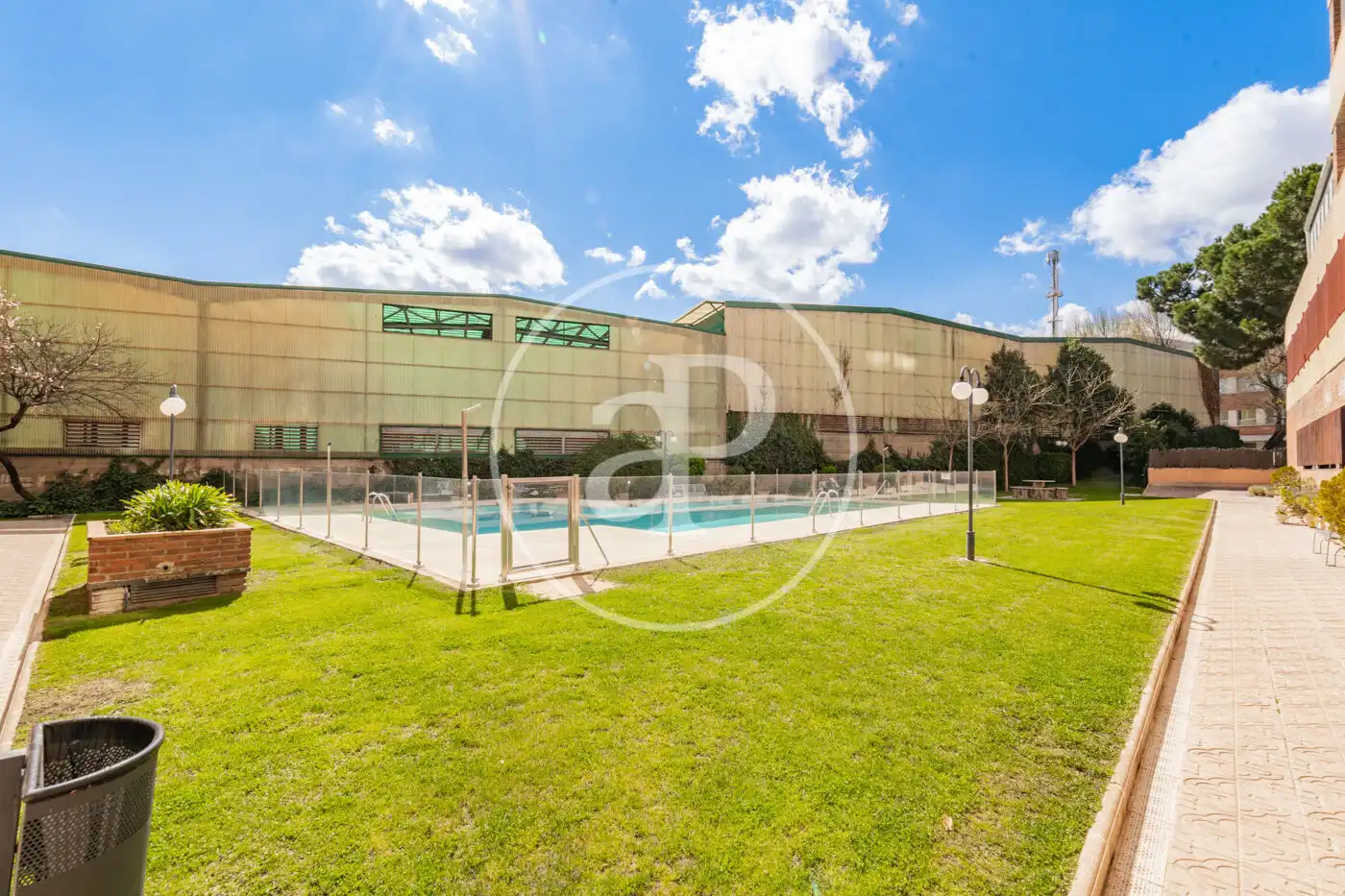 Piscina de Pis en venda en Madrid amb Aire condicionat, Calefacció i Jardí privat