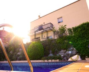 Vista exterior de Casa o xalet en venda en Mataró amb Aire condicionat, Terrassa i Piscina