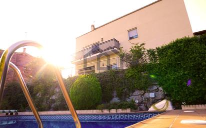 Vista exterior de Casa o xalet en venda en Mataró amb Aire condicionat, Jardí privat i Terrassa