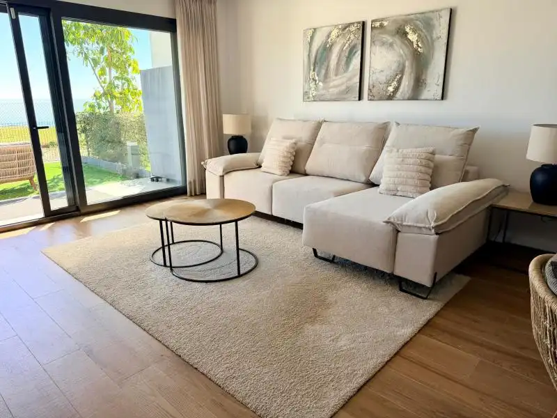 Wohnzimmer von Wohnung zur Miete in La Alcaidesa mit Klimaanlage, Heizung und Privatgarten