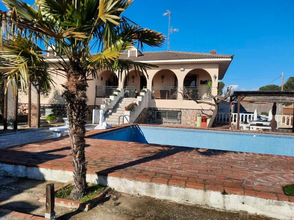 Vista exterior de Casa o xalet en venda en Escalona amb Aire condicionat, Calefacció i Jardí privat