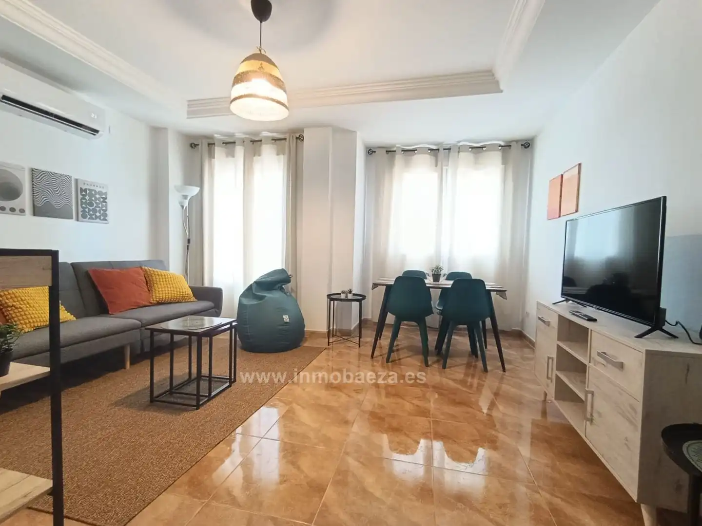 Sala d'estar de Apartament de lloguer en Baeza amb Aire condicionat, Terrassa i Moblat