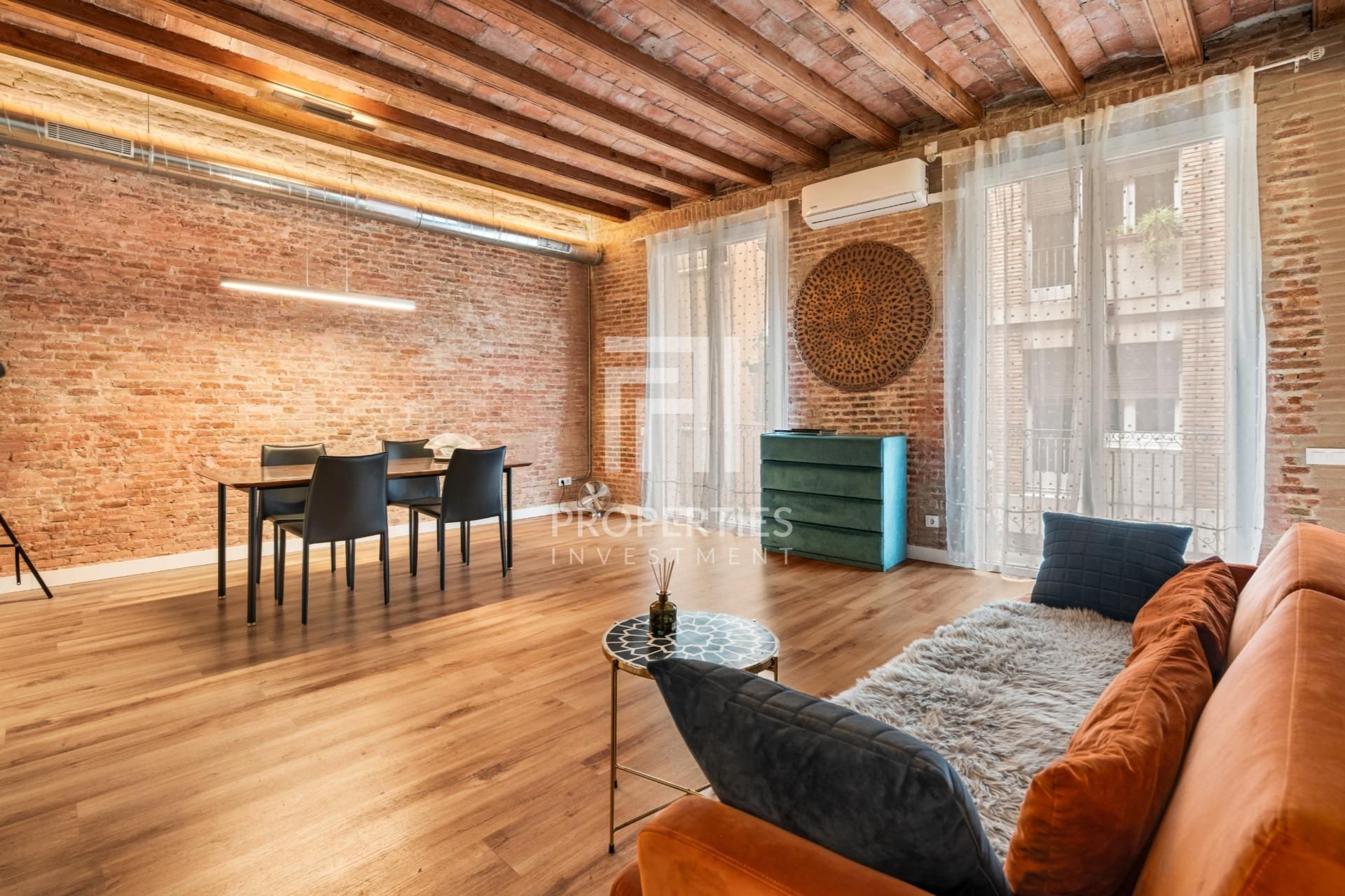 Exterior view of Flat for sale in  Barcelona Capital  with Balcony and Alarm