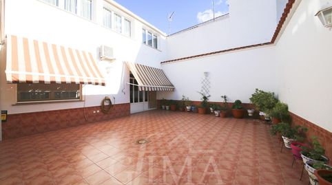 Espectacular casa como las que ya no se hacen. Patio de 50m2 aprox, garaje y 6 habitaciones.