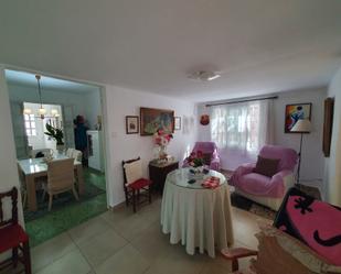 Sala d'estar de Casa adosada en venda en Vilanova i la Geltrú amb Terrassa, Moblat i Forn