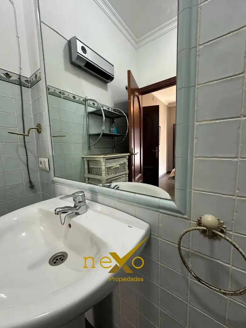 Baño de Apartamento en venta en Carmona con Aire acondicionado y Amueblado