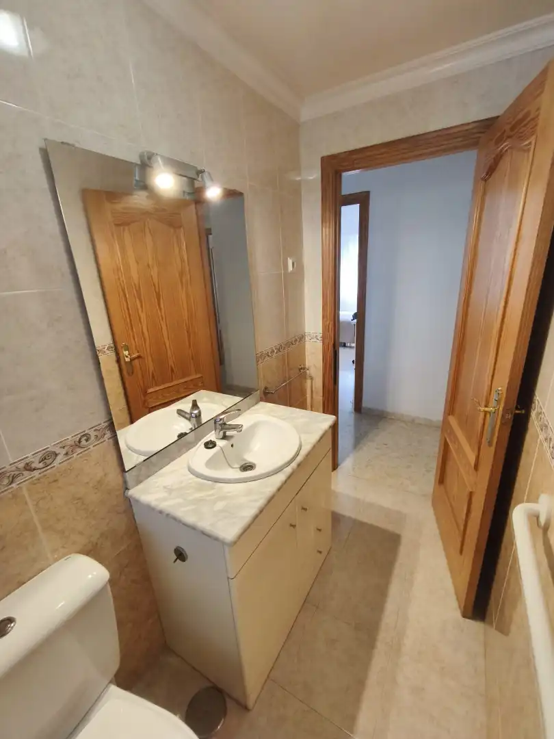 Baño de Piso de alquiler en Cártama con Terraza, Trastero y Amueblado